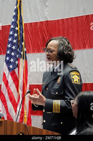 Milwaukee, Wisconsin, Stati Uniti. 6th Jan, 2023. DR. DENITA R. BALL, il 66th sceriffo della contea di Milwaukee, e la prima sceriffo donna afroamericana, fa il suo discorso inaugurale al War Memorial Center al pubblico venerdì 6 gennaio 2023.Pat A. Robinson Photo © /ZUMA Wire Service. (Credit Image: © Pat A. Robinson/ZUMA Press Wire) Credit: ZUMA Press, Inc./Alamy Live News Foto Stock