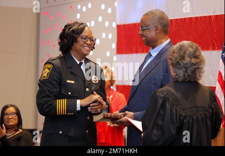 Milwaukee, Wisconsin, Stati Uniti. 6th Jan, 2023. DR. DENITA R. BALL (a sinistra) si congratula con suo marito, ODELL BALL (al centro) dopo il giudice capo della corte della contea di Milwaukee MARY TRIGGIANO (a destra) giurato nel nuovo sceriffo 66th della contea di Milwaukee, e la prima donna afro-americana sheriff venerdì 6 gennaio 2023.Pat A. Robinson Photo © /ZUMA Wire Service. (Credit Image: © Pat A. Robinson/ZUMA Press Wire) Credit: ZUMA Press, Inc./Alamy Live News Foto Stock