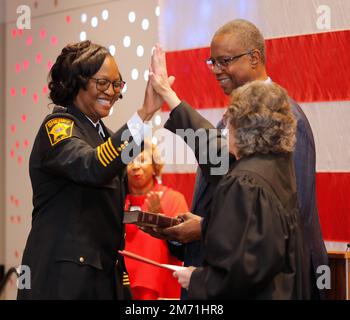 Milwaukee, Wisconsin, Stati Uniti. 6th Jan, 2023. DR. DENITA R. BALL (a sinistra) High-Five's Milwaukee County Court Chief Judge MARY TRIGGIANO dopo essere stato giurato al War Memorial Center come 66th sceriffo della contea di Milwaukee, e la prima sceriffo donna afroamericana per la contea di Milwaukee. Tenere la bibbia è il marito dello sceriffo, ODELL PALLA. Venerdì 6 gennaio 2023.Pat A. Robinson Photo © /ZUMA Wire Service. (Credit Image: © Pat A. Robinson/ZUMA Press Wire) Credit: ZUMA Press, Inc./Alamy Live News Foto Stock