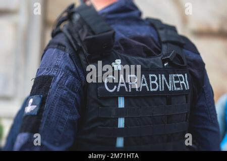 Carabinieri italiani, gendarmerie nazionali d'Italia, di Italia formazione di pattuglia vista posteriore con logo 'Carabiner' emblema su uniforme mantenere publicite Foto Stock