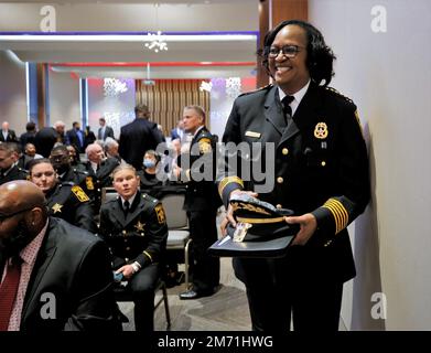 Milwaukee, Wisconsin, Stati Uniti. 6th Jan, 2023. DR. DENITA R. BALL (a destra) entra nella sala principale prima di essere giurato presso il War Memorial Center come sceriffo 66th della contea di Milwaukee, e il primo sceriffo donna afro-americano per la contea di Milwaukee. Venerdì 6 gennaio 2023.Pat A. Robinson Photo © /ZUMA Wire Service. (Credit Image: © Pat A. Robinson/ZUMA Press Wire) Credit: ZUMA Press, Inc./Alamy Live News Foto Stock