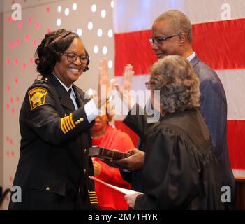 Milwaukee, Wisconsin, Stati Uniti. 6th Jan, 2023. DR. DENITA R. BALL (a sinistra) High-Five's Milwaukee County Court Chief Judge MARY TRIGGIANO dopo essere stato giurato al War Memorial Center come 66th sceriffo della contea di Milwaukee, e la prima sceriffo donna afroamericana per la contea di Milwaukee. Tenere la bibbia è il marito dello sceriffo, ODELL PALLA. Venerdì 6 gennaio 2023.Pat A. Robinson Photo © /ZUMA Wire Service. (Credit Image: © Pat A. Robinson/ZUMA Press Wire) Credit: ZUMA Press, Inc./Alamy Live News Foto Stock