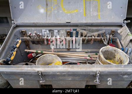 Cassetta degli attrezzi di artigiani, intonaci, muratori, cartongesso, su un cantiere Foto Stock