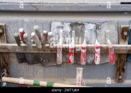 Cassetta degli attrezzi di artigiani, intonaci, muratori, cartongesso, su un cantiere Foto Stock