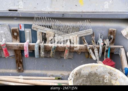 Cassetta degli attrezzi di artigiani, intonaci, muratori, cartongesso, su un cantiere Foto Stock