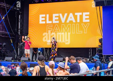 2023 gennaio: Michelle Lim Davidson e Matthew Backer con una folla giovane, sul palco all'Elevate Sydney sulla Cahill Expressway nel nuovo Galles del Sud, Austn. Foto Stock