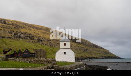 Chiesa di Ólavskirkjan di Roykstovan fattoria, e Magnus Cattedrale rovine sullo sfondo, Kirkjubøur Foto Stock