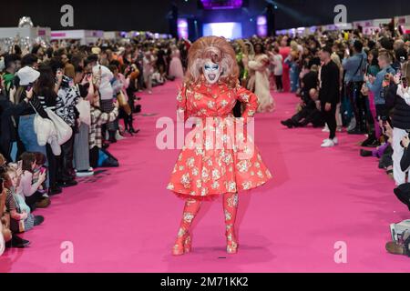 Londra, Regno Unito. 06th Jan, 2023. LONDRA, REGNO UNITO - 06 GENNAIO 2023: Drag queen Just May partecipa alla Queen's Walk durante l'apertura del DragCon UK 2023 di RuPaul's, presentato da World of Wonder all'Excel London dal 6-8 gennaio a Londra, Regno Unito il 06 gennaio 2023. (Foto di Wiktor Szymanowicz/NurPhoto) Credit: NurPhoto SRL/Alamy Live News Foto Stock