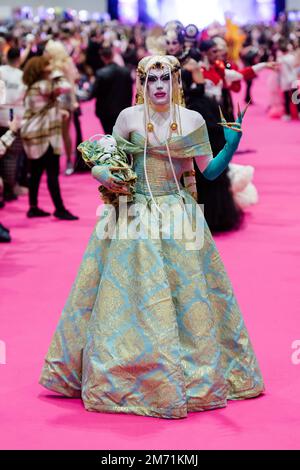 Londra, Regno Unito. 06th Jan, 2023. LONDRA, REGNO UNITO - 06 GENNAIO 2023: Una regina di trascinamento partecipa al Queen's Walk durante l'apertura del DragCon UK 2023 di RuPaul's, presentato da World of Wonder all'Excel London dal 6-8 gennaio a Londra, Regno Unito il 06 gennaio 2023. (Foto di Wiktor Szymanowicz/NurPhoto) Credit: NurPhoto SRL/Alamy Live News Foto Stock