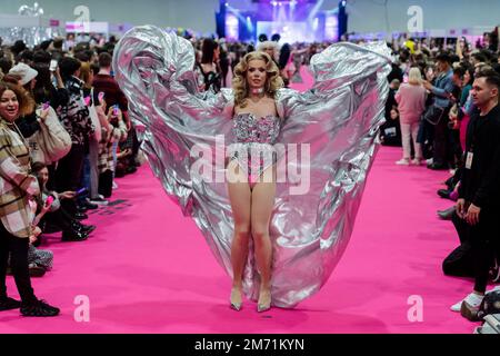 Londra, Regno Unito. 06th Jan, 2023. LONDRA, REGNO UNITO - 06 GENNAIO 2023: Una regina di trascinamento partecipa al Queen's Walk durante l'apertura del DragCon UK 2023 di RuPaul's, presentato da World of Wonder all'Excel London dal 6-8 gennaio a Londra, Regno Unito il 06 gennaio 2023. (Foto di Wiktor Szymanowicz/NurPhoto) Credit: NurPhoto SRL/Alamy Live News Foto Stock