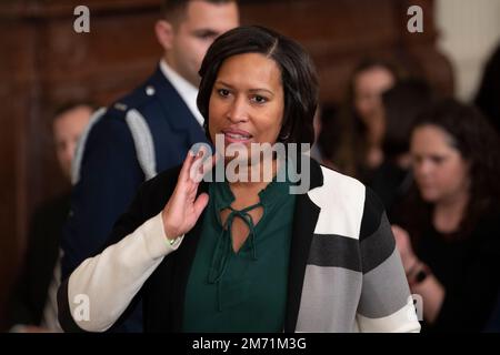 Il sindaco di Washington, Muriel Bowser, partecipa a una cerimonia che celebra i due anni dell'insurrezione del 6th gennaio presso la Casa Bianca di Washington, DC, venerdì 6 gennaio 2023. Biden ha conferito la Medaglia Presidenziale ai cittadini al Capitol Police Officer Eugene Goodman, ex poliziotto di Washington, DC Michael Fanone, Capitol Police Officer Caroline Edwards, Capitol Police Officer Brian Sicknick (postumo), gli addetti alle elezioni Shaye Moss e sua madre Ruby Freeman, Arizona House Speaker Rusty Bowers, al Schmidt, Ex commissario repubblicano della città di Philadelphia, segretario di Stato del Michigan Foto Stock