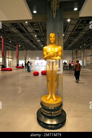 Copia della statua di Oscar all'interno della hall dell'Academy Museum of Motion Pictures di Los Angeles, California Foto Stock