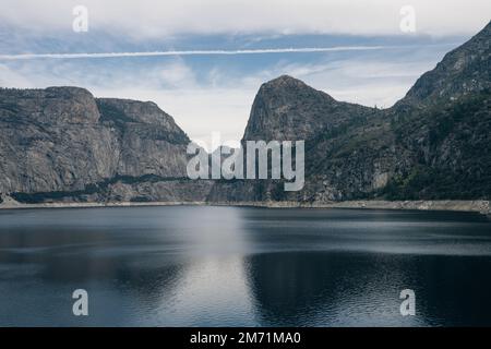 Hetch Hetchy Reservoir al Parco Nazionale di Yosemite. Foto di alta qualità Foto Stock