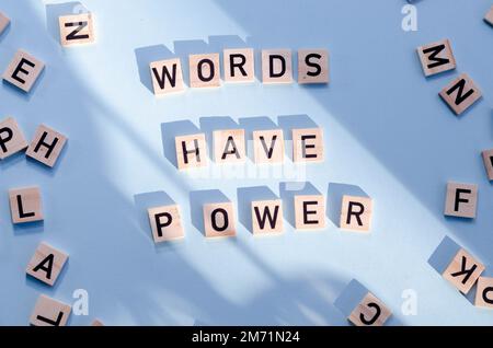 Scrittura di parole le PAROLE di testo HANNO POTERE. Concetto commerciale scritto su blocco di legno. Foto Stock