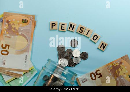 Concetto di pensione. Riduzione dei versamenti pensionistici. Pensionamento. Finanziare i pensionati. Riduzione del fondo pensione. Le basse dimensioni delle pensioni. Povertà Foto Stock