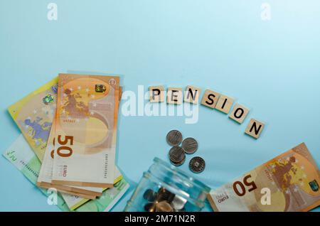 Concetto di pensione. Riduzione dei versamenti pensionistici. Pensionamento. Finanziare i pensionati. Riduzione del fondo pensione. Le basse dimensioni delle pensioni. Povertà Foto Stock