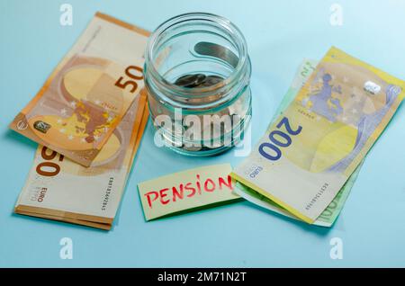 Concetto di pensione. Riduzione dei versamenti pensionistici. Pensionamento. Finanziare i pensionati. Riduzione del fondo pensione. Le basse dimensioni delle pensioni. Povertà Foto Stock