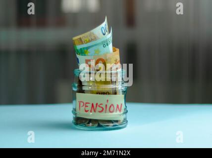 Concetto di pensione. Riduzione dei versamenti pensionistici. Pensionamento. Finanziare i pensionati. Riduzione del fondo pensione. Le basse dimensioni delle pensioni. Povertà Foto Stock