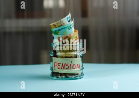 Concetto di pensione. Riduzione dei versamenti pensionistici. Pensionamento. Finanziare i pensionati. Riduzione del fondo pensione. Le basse dimensioni delle pensioni. Povertà Foto Stock