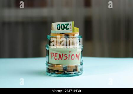 Concetto di pensione. Riduzione dei versamenti pensionistici. Pensionamento. Finanziare i pensionati. Riduzione del fondo pensione. Le basse dimensioni delle pensioni. Povertà Foto Stock