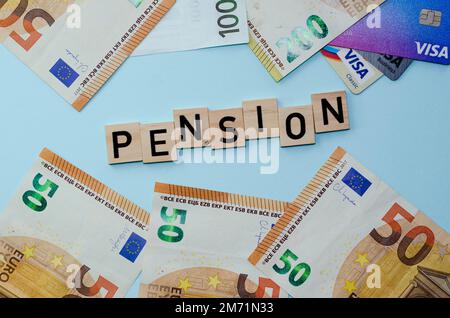Concetto di pensione. Riduzione dei versamenti pensionistici. Pensionamento. Finanziare i pensionati. Riduzione del fondo pensione. Le basse dimensioni delle pensioni. Povertà Foto Stock