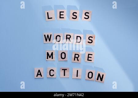 Parola scrittura testo MENO PAROLE PIÙ AZIONE. Concetto commerciale scritto su blocco di legno. Foto Stock