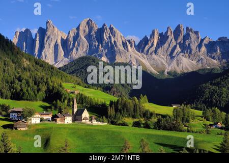 Santa Maddalena: Chiesa di Santa Maddalena e Monti Odle poco prima del tramonto in Val di Funes, Dolomiti, Alto Adige, Italia Foto Stock