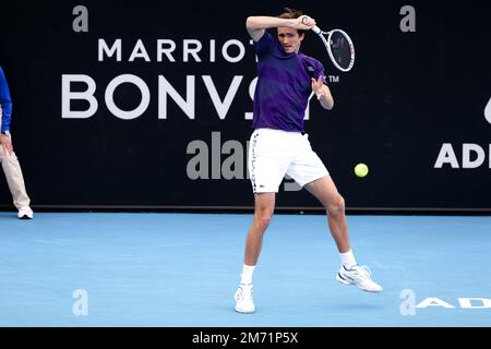 Adelaide, Australia, 6 gennaio 2023. Daniil Medvedev gioca una prefazione durante l'Adelaide International tennis match tra Daniil Medvedev e Karen Khachanov a Memorial Drive il 06 gennaio 2023 ad Adelaide, Australia. Credit: Peter Mundy/Speed Media/Alamy Live News Foto Stock