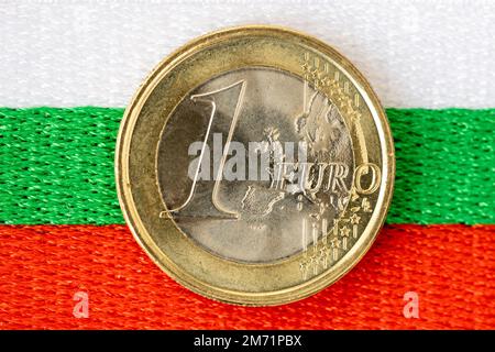 Moneta europea sullo sfondo della bandiera bulgara, concetto, adesione della Bulgaria alla zona euro, adozione della moneta unica europea Foto Stock