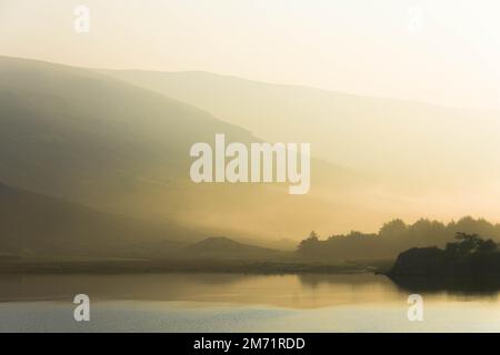 Alba al mattino presto a Llyn Ogwen, Galles del Nord, Snowdonia, Regno Unito Foto Stock