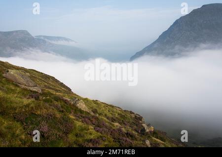 Inversione della nuvola da Y Grigin Ridge, guardando verso la valle di Ogwen con i monti Foel Goch e Pen Yr Ole Wen Foto Stock