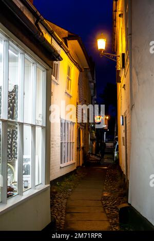 Passaggio stretto e poco illuminato nello Saffron Walden Foto Stock
