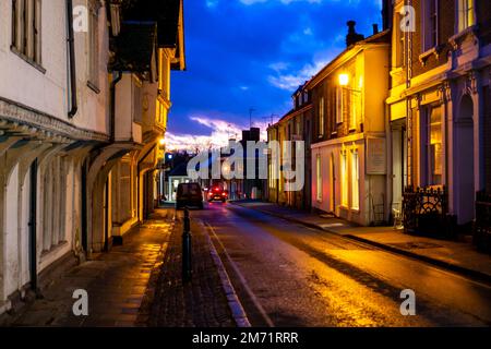 Strada stretta al crepuscolo in Saffron Walden Foto Stock