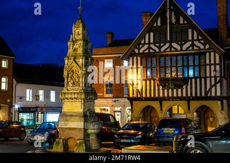 Piazza della città con fontana ornata al crepuscolo in Saffron Walden Foto Stock