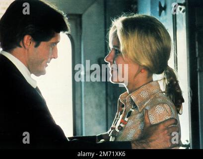 Jason Miller, Linda Haynes, on-set of the Film, 'The Nickel Ride', AVCO Embassy Pictures, 1974 Foto Stock