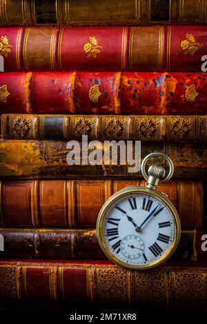 Vecchi libri e Pocket Watch Foto Stock