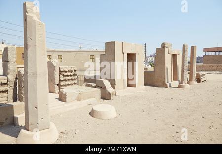 Il sito archeologico dell'isola di Elefantina, che ospita un antico tempio di Khnum Foto Stock