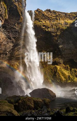 La bella cascata di Kvernufoss, una gemma nascosta sulla costa meridionale dell'Islanda, vicino alla Route 1 / Ring Road, regione meridionale, Islanda Foto Stock