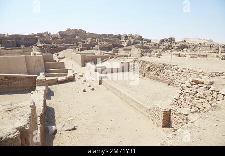 Il sito archeologico dell'isola di Elefantina, che ospita un antico tempio di Khnum Foto Stock