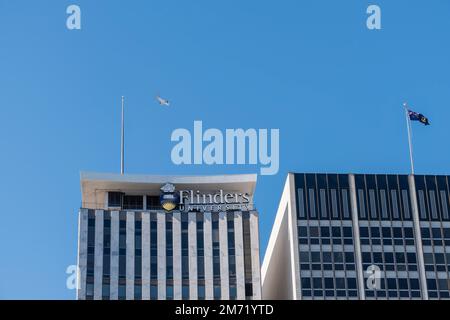 Adelaide, South Australia - 23 agosto 2019: Edificio della Flinders University visto da Victoria Square nel CBD di Adelaide il giorno Foto Stock