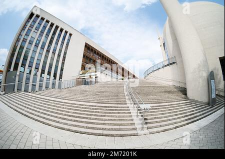 Colonia, Germania Aprile 05 2022: Scalinata per la moschea centrale di colonia e il centro della ditib Foto Stock