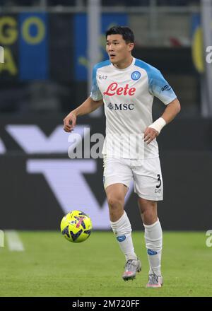 Milano, Italia, 4th gennaio 2023. Min-Jae Kim di SSC Napoli durante la Serie A match a Giuseppe Meazza, Milano. L'immagine di credito dovrebbe essere: Jonathan Moskrop / Sportimage Foto Stock