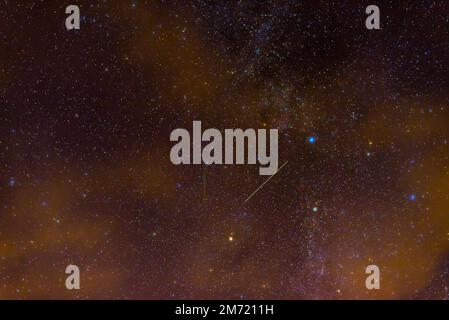 Stelle sullo sfondo del cielo stellato di notte con molte costellazioni, universi e stelle che sparano Foto Stock