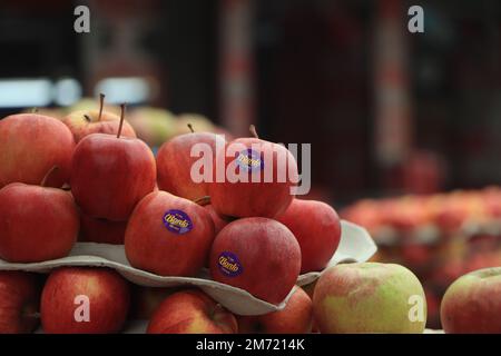 mele in vendita al mercato degli agricoltori Foto Stock