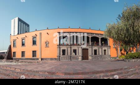 Ingresso principale del Museo della Collezione Blaisten con la torre universitaria sullo sfondo, nessuna gente Foto Stock