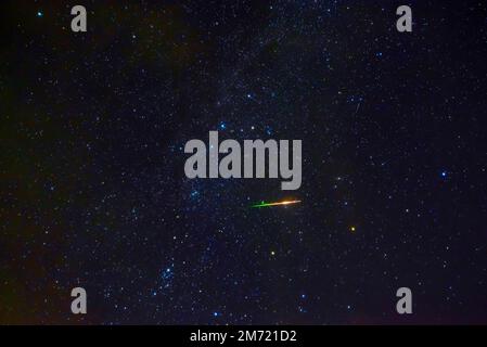 cometa meteorite stellare sullo sfondo di un cielo stellato blu scuro con galassie e nebulose Foto Stock