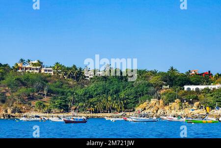 Puerto Escondido Oaxaca Messico 16. Dicembre 2022 pescherecci al porto e spiaggia di Zicatela a Puerto Escondido Oaxaca Messico. Foto Stock