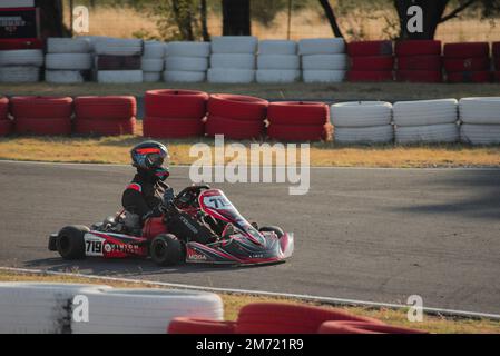 Queretaro, Queretaro, 11 18 22 anni, ragazzo in casco e divisa da corsa, guida kart su pista karting, sport adrenalinico estivo Foto Stock