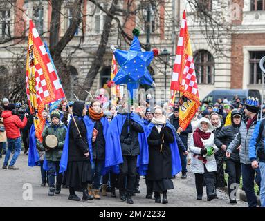 Cracovia, Polonia. 06th Jan, 2023. Processione dei tre re prima di entrare nel mercato. Tradizionale processione dei tre Re. Tre processioni passarono attraverso la città per, secondo la tradizione, inchinarsi a Gesù sulla piazza principale del mercato di Cracovia. Credit: SOPA Images Limited/Alamy Live News Foto Stock