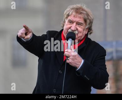 Cracovia, Polonia. 06th Jan, 2023. L'artista di Cracovia Jan Wojdak (Wawele band) canta i canti natalizi nella piazza del mercato. Tradizionale processione dei tre Re. Tre processioni passarono attraverso la città per, secondo la tradizione, inchinarsi a Gesù sulla piazza principale del mercato di Cracovia. Credit: SOPA Images Limited/Alamy Live News Foto Stock